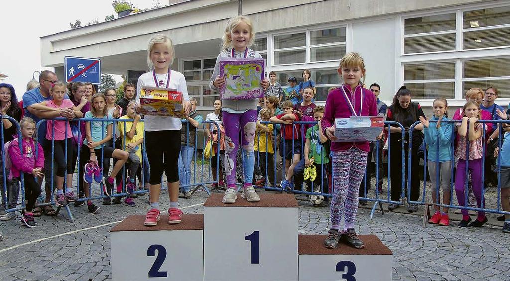 Školkové děti, předškoláčci, často s rodiči jako doprovodem, běží malý okruh, školní děti jeden nebo dva velké.