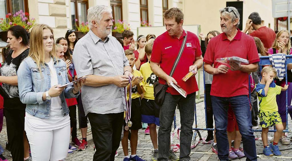 Děti z mateřských škol a prvňáčci dostávají účastnické medaile, pro některé první medaile v životě.