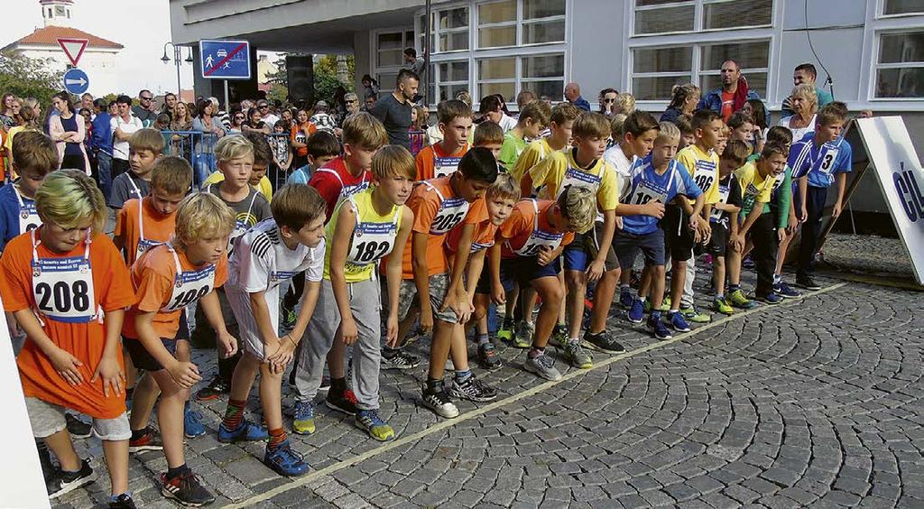 Gratuluje jim a ceny předává benátecká sportovkyně, Magdalena Erbenová, reprezentantka České republiky v ženském ledním hokeji a in-line hokeji spolu s benáteckým místostarostou RNDr.