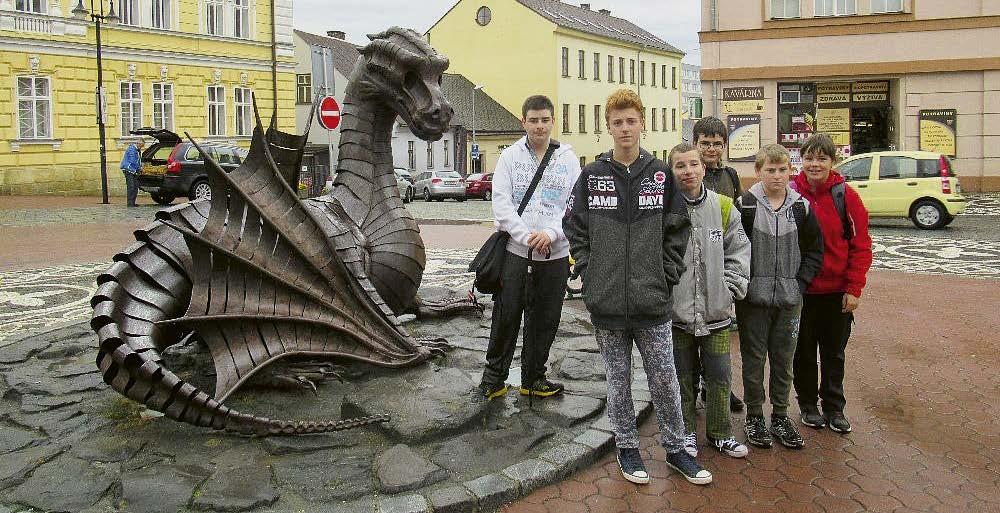 Nejdříve si žáci prohlédli historické jádro města. Na obou náměstích i v přilehlých prostorách byly připraveny pro malé návštěvníky tvořivé dílny. Žáci si vyzkoušeli práci sochařů.