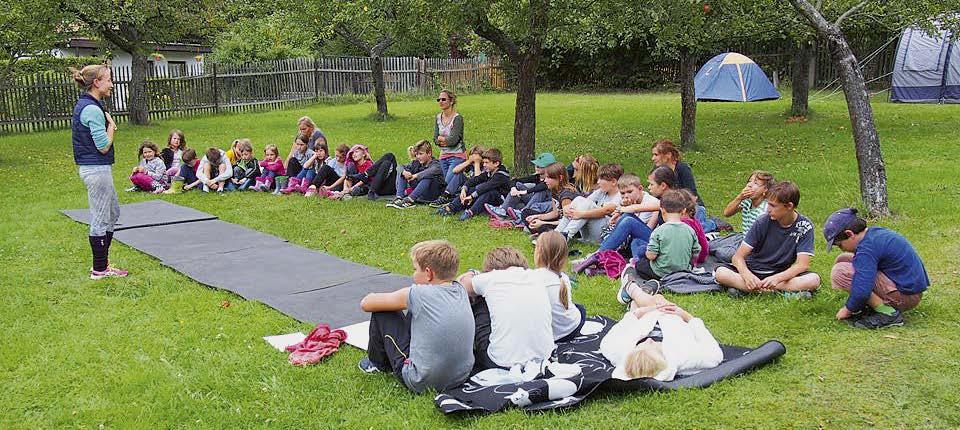 Jednou z dalších pondělních aktivit bylo hledání dílku skládačky se svým jménem když jsme všichni své papírky poskládali k sobě, vyšel nám jeden obrázek - s nápisem PATŘÍME K SOBĚ.