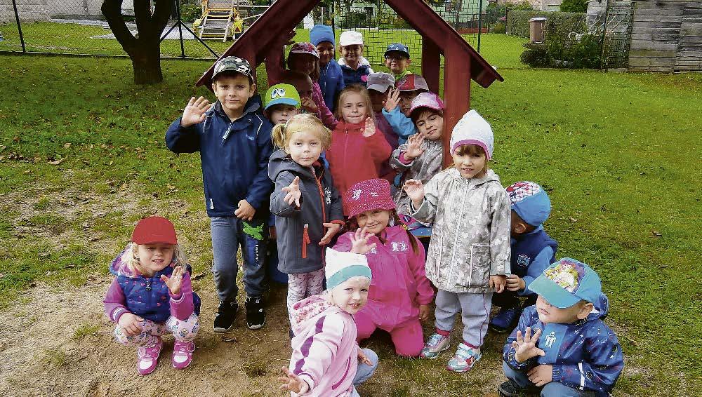 Během dopoledne nás navštívila také fotografka Hanka Hamplová, která vyfotila jednotlivě všechny děti, abychom fotkami mohli označit místo každého žáka v šatně.