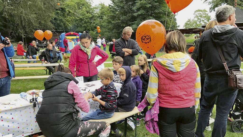 Většina kurzů je plně obsazená, pár volných mist se někde najde. Podívejte se na naše stránky www.centrumjungle.cz. Víc volných míst je u Šikulů (tvoření) ve skupině 7-10 let (stř.
