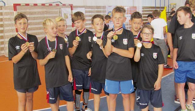 ZPRÁVY Z BENÁTECKÉ RADNICE / ZPRAVODAJSTVÍ Společné foto mladších žáků Společné foto mladších žákyň Slavnostní nástup žáků všech tří měst Společné foto všech zúčastněných žáků Společné foto starších