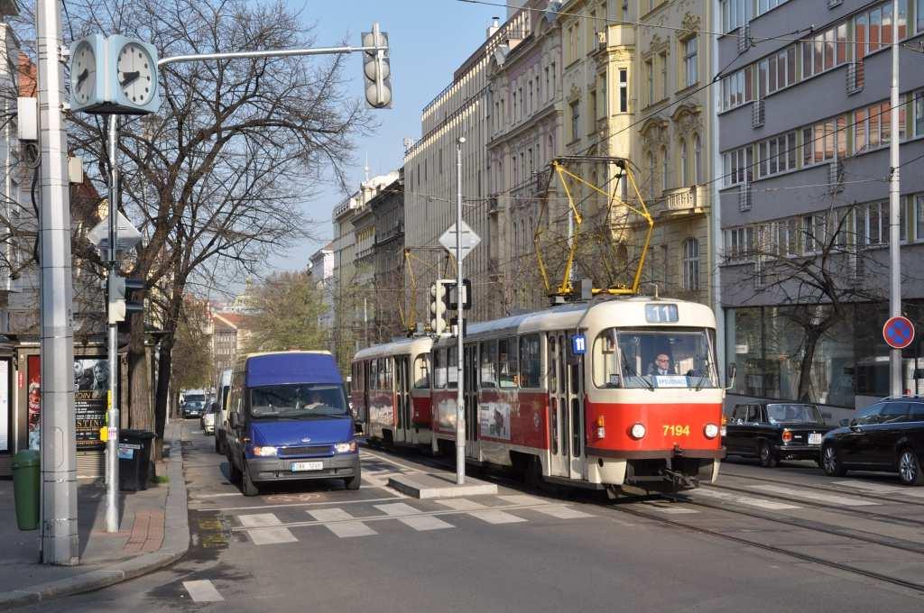 v pracovních dnech nasazovány dvouvozové soupravy nebo článkové vozy, oproti tomu na lince 13 jezdí výhradně sólo vozy.