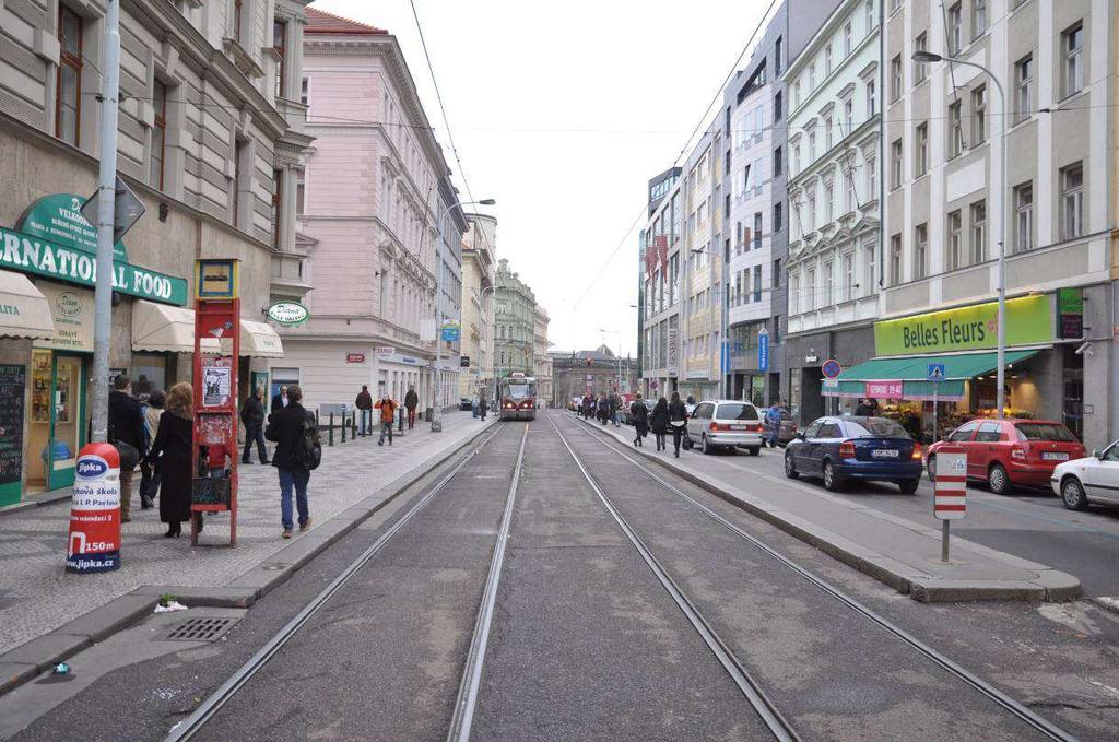 Bezbariérová přístupnost ostrůvku je zajištěna, nicméně cestující musí při cestě od metra přejít Bělehradskou ulici, pokračovat po chodníku ve směru Muzeum a přibližně v polovině délky ostrůvku