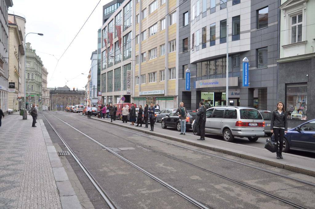 Posunutím označníku tramvajové zastávky dojde ke zkrácení zastávky na délku cca 30 metrů.