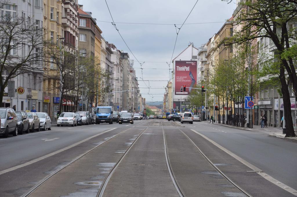 Obrázek 10 Zvýšené těleso tramvajové trati v úseku Flora - Radhošťská Jízdním řádem je v tomto úseku stanovena pouze minutová jízdní doba, která dostačuje jen v případě, že tramvajový spoj výrazněji