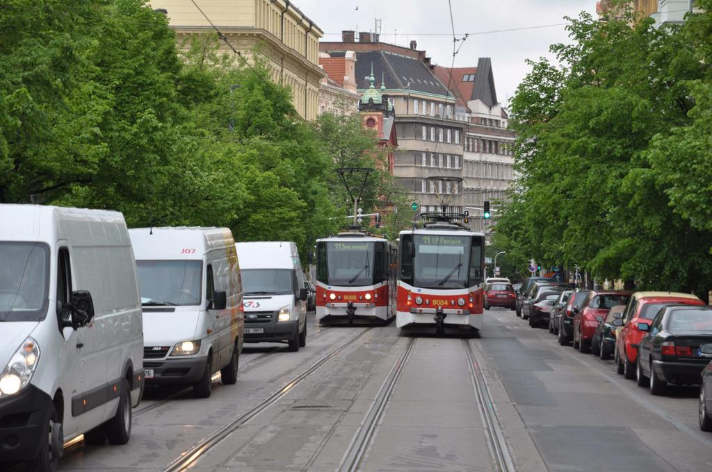 křižovatkou s preferencí tramvají je zřízen krátký podélný oddělovací práh, který alespoň částečně přispívá k větší plynulosti tramvajových spojů.