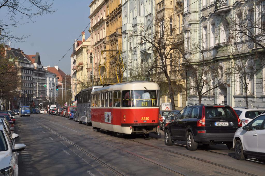 Obrázek 13 Kolona automobilů mezi zastávkami Jiřího z Poděbrad a Vinohradská tržnice, ve které uvízla i tramvaj linky 13 V téměř celém mezizastávkovém úseku je vedena automobilová doprava po