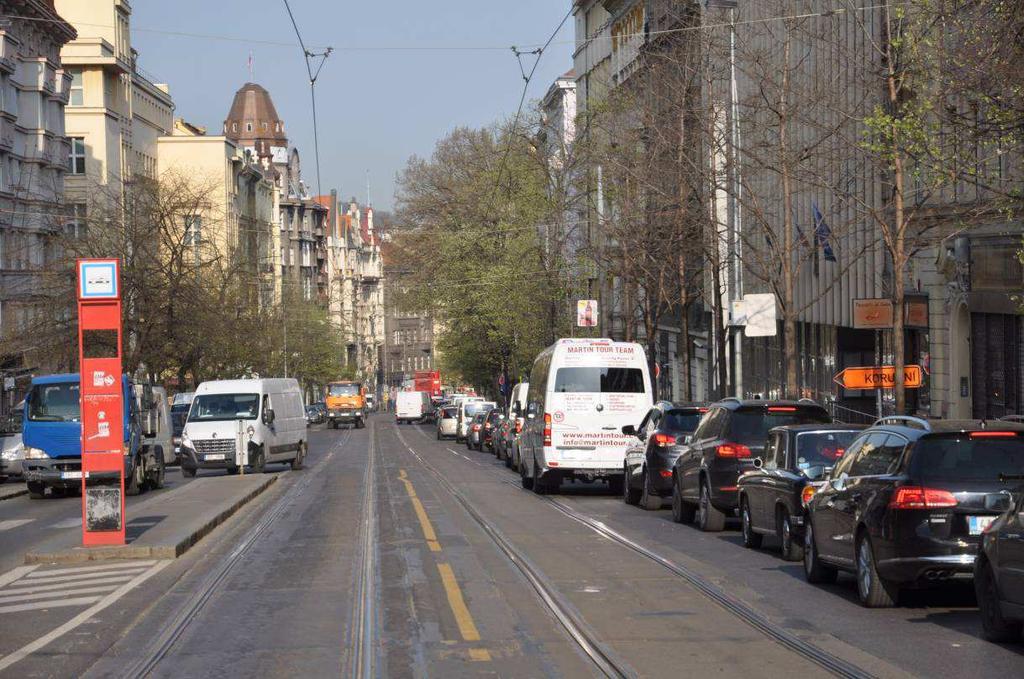 50 metrů před křižovatku s ulicí Italskou, před kterou je, shodně jako v případě křižovatky s ulicí Šumavskou, vybudován podélný dělící práh.