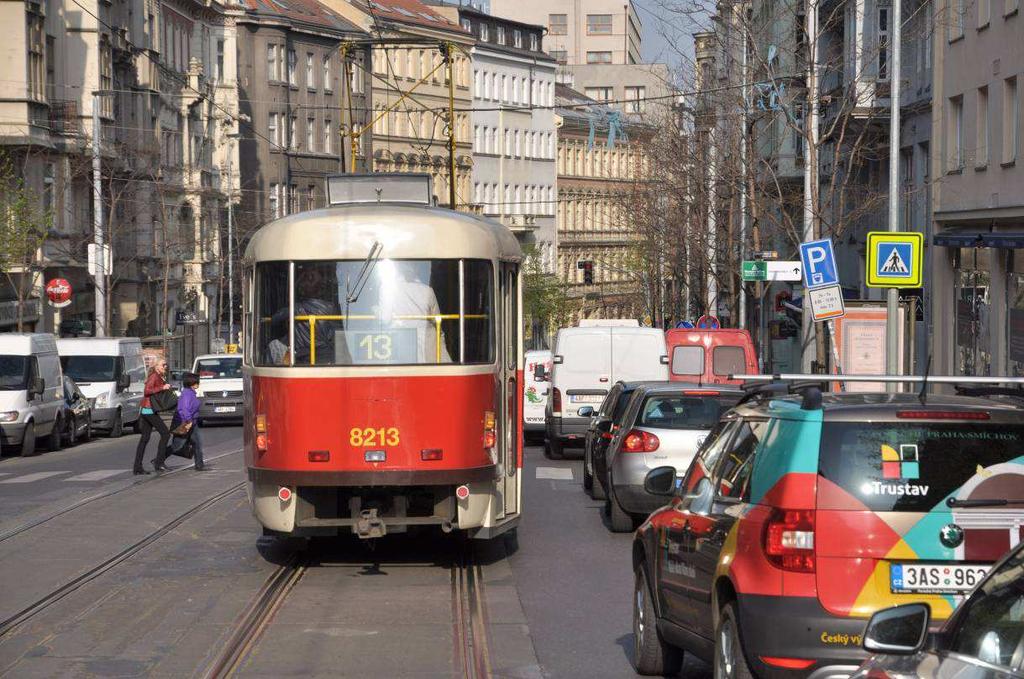 Obrázek 15 Tramvajová linka 13 zablokovaná kolonou