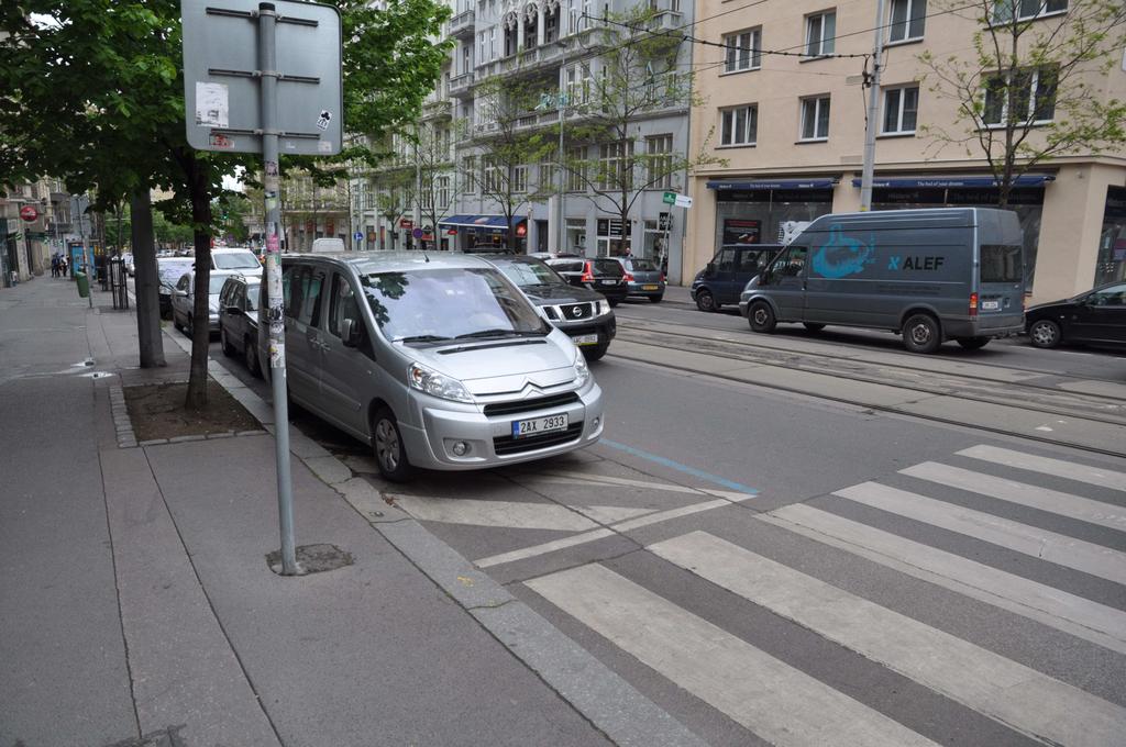 Obrázek 16 Před přechody v současnosti parkují vozidla,