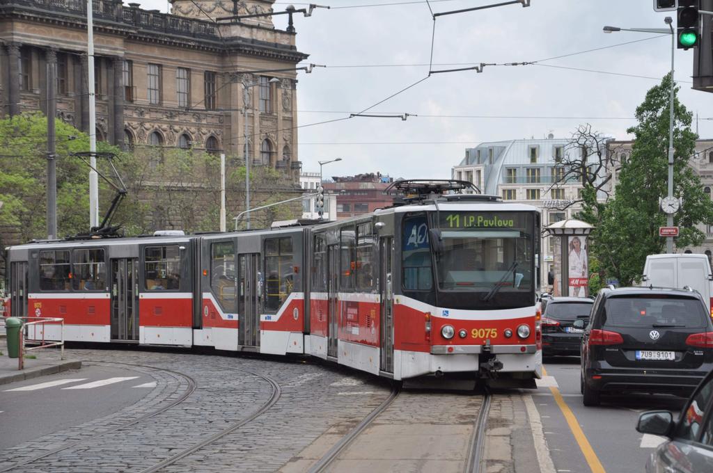 4.1.5. Mezizastávkový úsek Italská - Muzeum Za zastávkou Italská směrem k Muzeu jsou automobily vedeny ve svém pruhu vpravo od tramvajové trati.