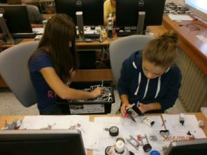 VŠB-TU Ostrava. Kromě prohlídky laboratoří mechatroniky studenti měli možnost soutěžit s Lego roboty.