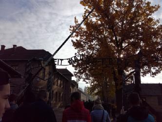 Osvětim, 24.10.2016 V pondělí 24. října 2016 jsme se my čtvrťáci vydali na cestu do Osvětimi. Po příjezdu k areálu se vydáváme ke vstupní bráně.