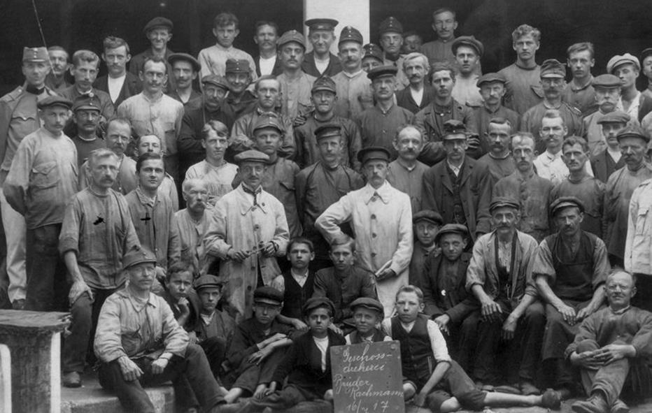 a po osamostatnění se v roce 1874 založili vlastní společnost pro sklářskou výrobu s názvem Brüder Rachmann se sídlem ve Skalici u České Lípy.