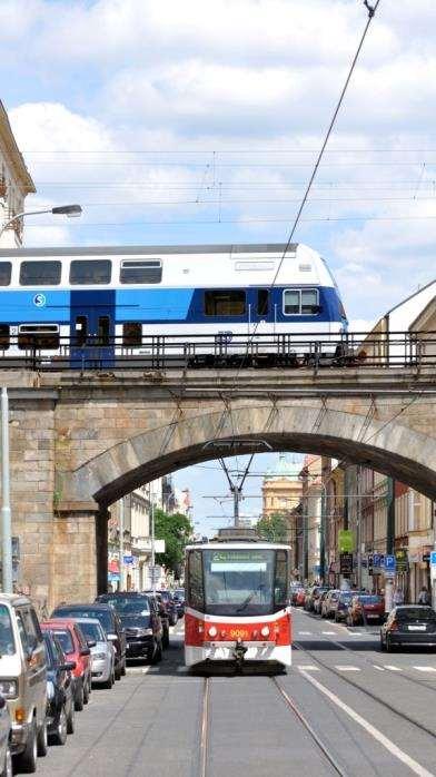 3.2 Příprava společného IDS Středočeského kraje a Prahy Veřejnou dopravu je nutné plánovat a projektovat tak, aby svou kvalitou a přitažlivostí oslovila i ty, kteří dnes jezdí autem, protože se mj.