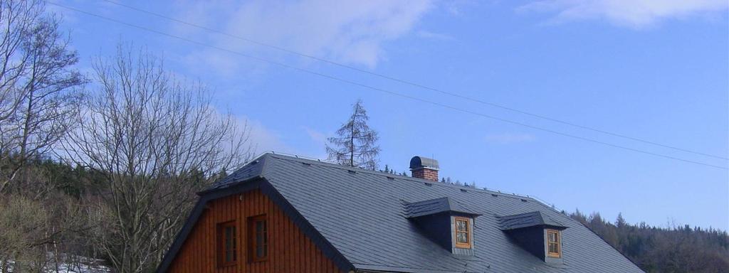optimální výška do 160 cm, nejlépe z dřevěných latí, z posbíraného kamene nebo drátěné pletivo na sloupcích.