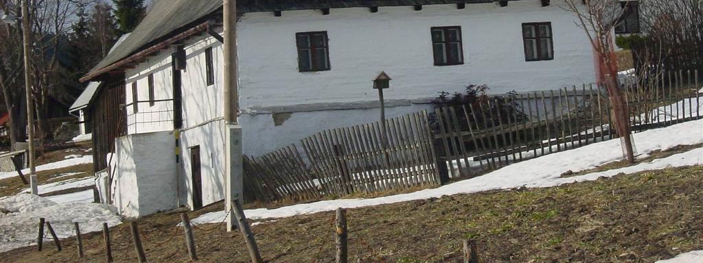 jednotný jesenický dům s typickým, někdy až neuvěřitelně dlouhým obdélníkovým půdorysem, z něhož vyrůstá přízemní stavba s půdním prostorem a podlahou zpravidla těsně nad terénem.