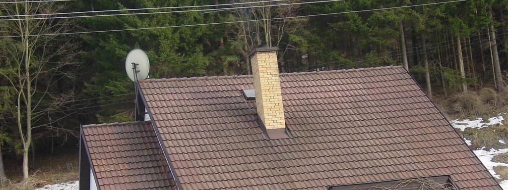 čtvercový půdorys, nevhodný typ a barva krytiny, nestejná