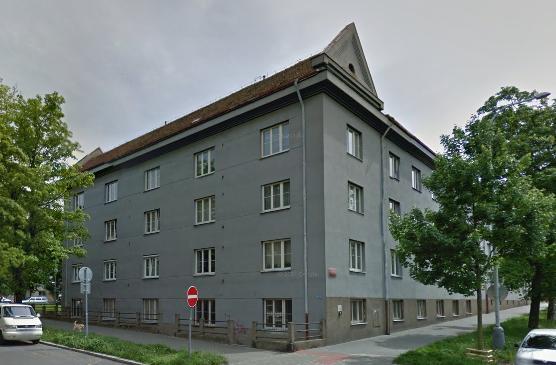 patře zrekonstruovaného domu s novým výtahem. Všechna okna směřují do ulice a jsou orientována na západ.