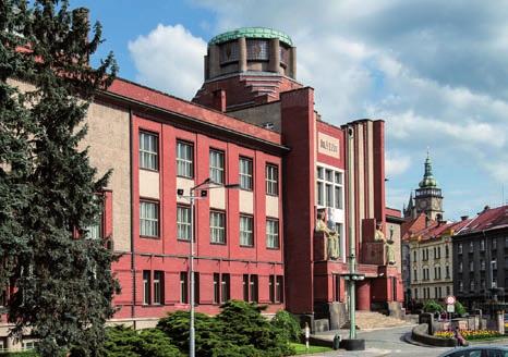 Studenti se seznámí s autorem projektu stavby, architektem Janem Kotěrou, a dalšími významnými českými výtvarníky, kteří se na výzdobě jedinečné