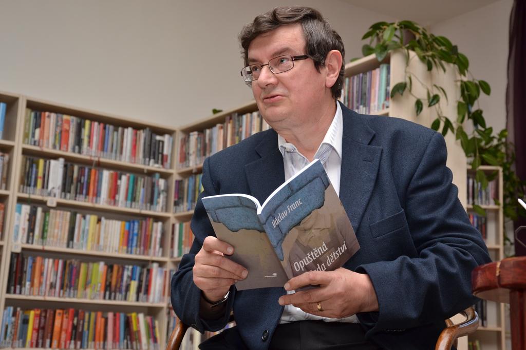 Pohodové prožití Vánoc a hodně úspěchů v roce 2017, mnoho příjemných chvil s kulturou a literaturou zvlášť všem čtenářům KOBRY přeje VáclaV (Foto Martin Žantovský) KOBRA Kulturní občasník
