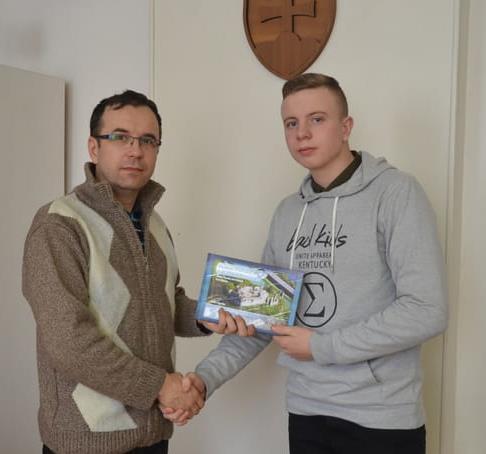 OBYČAJNÝ A PREDSA NIEČIM INÝ 19. 01. 2017 sa stala vážna dopravná nehoda. Bol prítomný aj náš žiak Matej Michalík žiak I. B triedy, ktorý reagoval veľmi pohotovo a duchaprítomne.