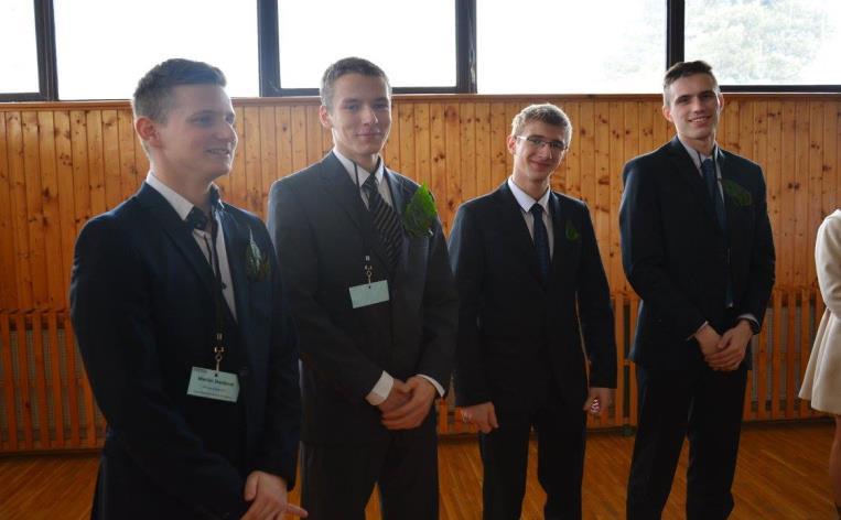 parlament krajiny a zastupovať názory fiktívnych politických strán.