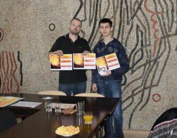 prípadne ďalším účastníkom akcie oblečeným vo farbách semaforu lásky odovzdali lístky do tomboly. Výherné čísla boli zverejné v školskom rozhlase.