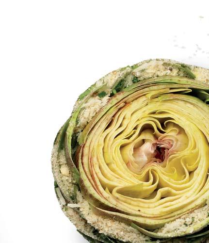 Pomocí lžíce vložte strouhankovou směs mezi listy od středu na kraj. Nakrájejte máslo na 8 plátků a každý plátek položte na artyčok. 4.