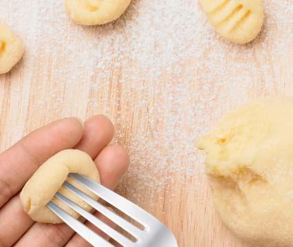 brambor 3 rozšlehaná vejce 410 g hladké mouky 1.