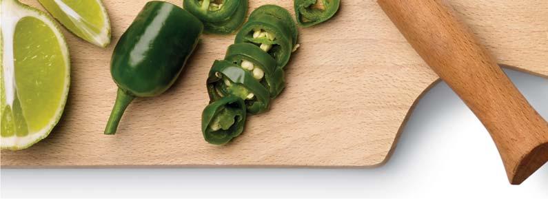 Přidejte rajčatový protlak, hnědý cukr, sůl, sušené drcené chilli papričky, kmín, koriandr a oregano a opékejte za stálého míchání ještě 2 minuty.