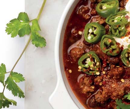 Vyberte program PRESSURE COOK nebo SLOW COOK a nastavení BOLOGNESE. 6. Jakmile je omáčka hotová, okořeňte podle chuti. Podávejte s oblíbenými těstovinami.