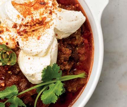 na nastavení LO 8 porcí 2 lžíce rostlinného oleje 2 středně velké cibule nakrájené na kousky 1 červená paprika nakrájená na kostky 1 paprička jalapeňos bez semínek a nasekaná najemno 4