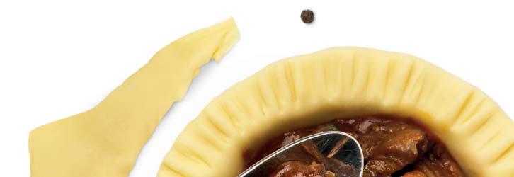 vykostěných jehněčích kližek 500 ml kuřecího vývaru 1 kus skořice 5 lusků kardamomu 2 velké cibule nakrájené na plátky 4 lístky