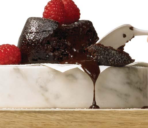 Zakryjte formu alobalem a položte na nástavec. 6. Vyberte program PRESSURE COOK nebo SLOW COOK a nastavení PUDDING. 7. Jakmile je pokrm hotový, opatrně vyjměte formu z hrnce.