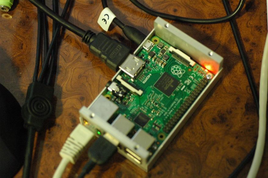 Počítač nemusí být vybaven displejem, pokud je stejně umístěn v technologickém celku, kde nemá displej využití, nebo může být naopak vybaven např. 7 dotykovým TFT displejem s dálkovým ovládáním, apod.