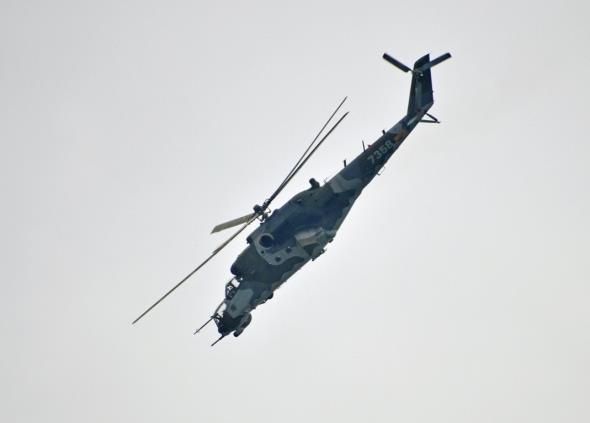 Doslova v obležení byl stále nádherný Mi-24V v černé kamufláži s kresbou tygra na trupu a kdo mohl, rád se u něj