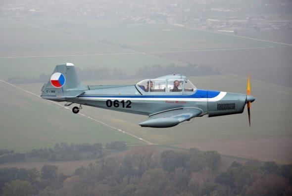 K historickým strojům už patří i Aero Ae 145, letoun v nádherném zbarvení byl předveden za letu doslova jako za mlada.