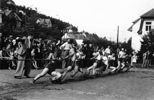 z historie 2x FOTO: archiv ČeSpoLet -- Tahání lanem -- -- Vánoční program -- KLUB ATLETŮ HORNÍ ČERNOŠICE Kdo byli členové K.A. Mezi členy klubu byli zapsáni mj.: Josef Liška *12. 10.