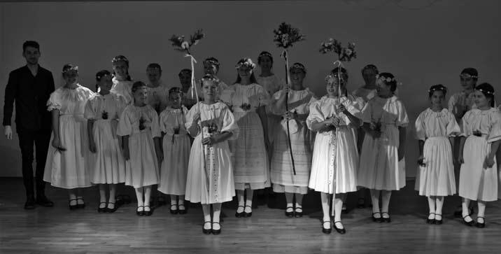 ZUŠ Černošice slavila sté výročí republiky i svoje pětašedesátiny 4x FOTO: Ivan Látal -- Slavnostní sázení stromu republiky zpestřilo i vystoupení Pramínku. -- Začalo to sázením stromu 28.