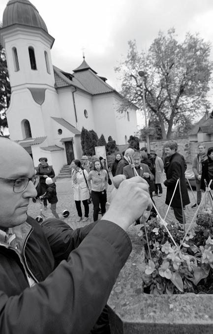 .. -- -- Na několika místech byly umístěny tři špejle červenomodrobílý jehlan jako křehký zátaras