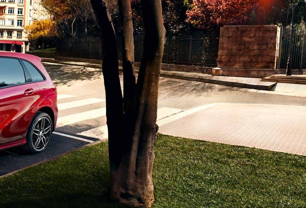 Vozidlo na obrázku je vybaveno sportovní linií AMG a sadou Night. Dynamický vzhled mu propůjčuje styling AMG s předním a zadním nárazníkem, prahovými nástavci a leštěnými koly AMG z lehké slitiny.
