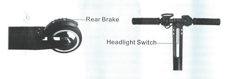 Accelerator sign- ikonka se zobrazuje při zvýšení rychlosti a mizí po uvolnění tlačítka. Brake sign- ikonka zobrazuje brždění.