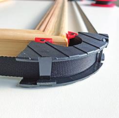 Výkyvný mechanizmus rohových segmentů eliminuje odchylku úhlů a umožňuje stažení trojúhelníkového rámu i