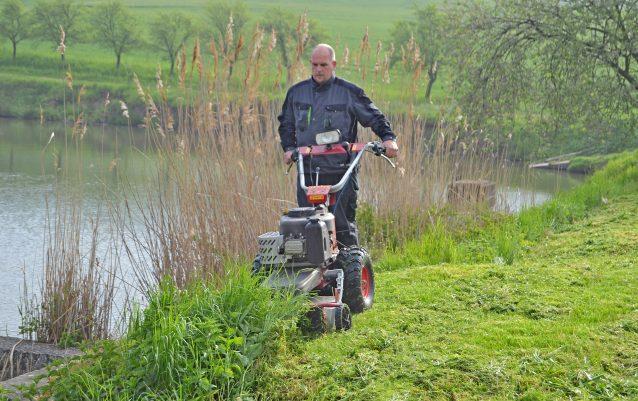 MULČOVÁNÍ Mulčovač M-70 je jednoduchý, ale velmi odolný jednorotorový mulčovač s nerezovou skříní a záběrem 71 cm.