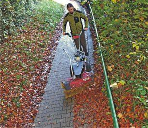 Válec kartáče se otáčí proti směru jízdy, odmetený materiál je odmetán směrem vpřed, popřípadě do nerezového záchytného boxu, čímž dochází k výraznému snížení prašnosti.