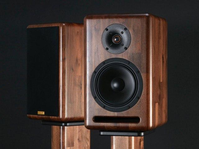 Vybíraný italský masivní mozaikový ořech, exkluzivní reproduktory AudioBarletta, které jsme vlastními silami navrhli i vyrobili, sofistikované řešení Fase Zero pro sériovou výhybku, bassreflex